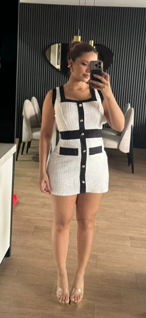 Vestido ajustado ribete en contraste con botón